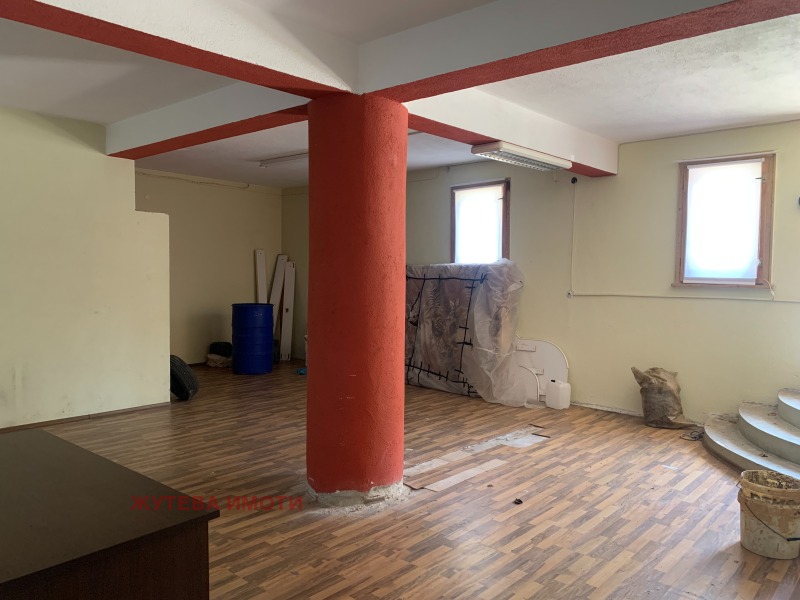 Дава под Наем МАГАЗИН в област Пловдив, гр. Карлово - 150 кв.м / 205 € » 400.95 лв., ЖУТЕВА ИМОТИ