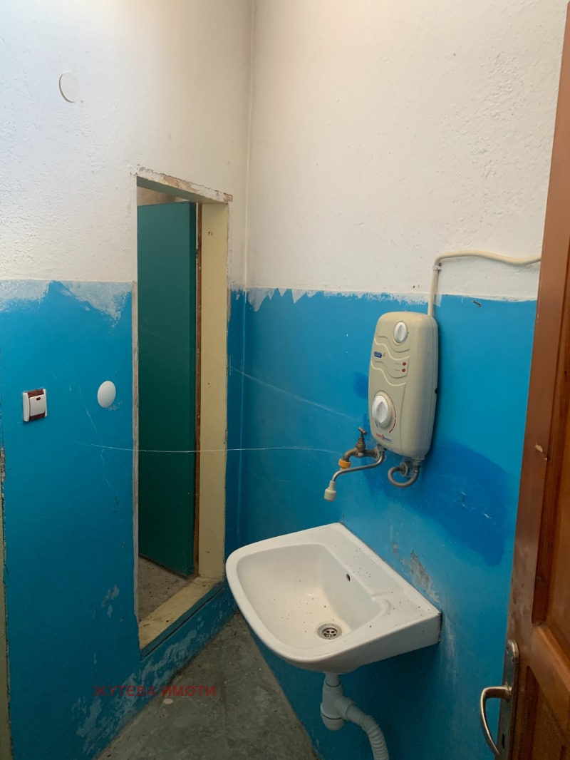 Дава под наем  Магазин област Пловдив , гр. Карлово , 150 кв.м | 63433048 - изображение [7]