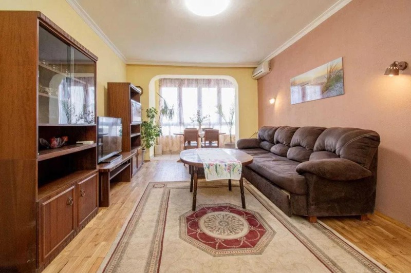 Издаје се  1 спаваћа соба Софија , Центар , 84 м2 | 86134811