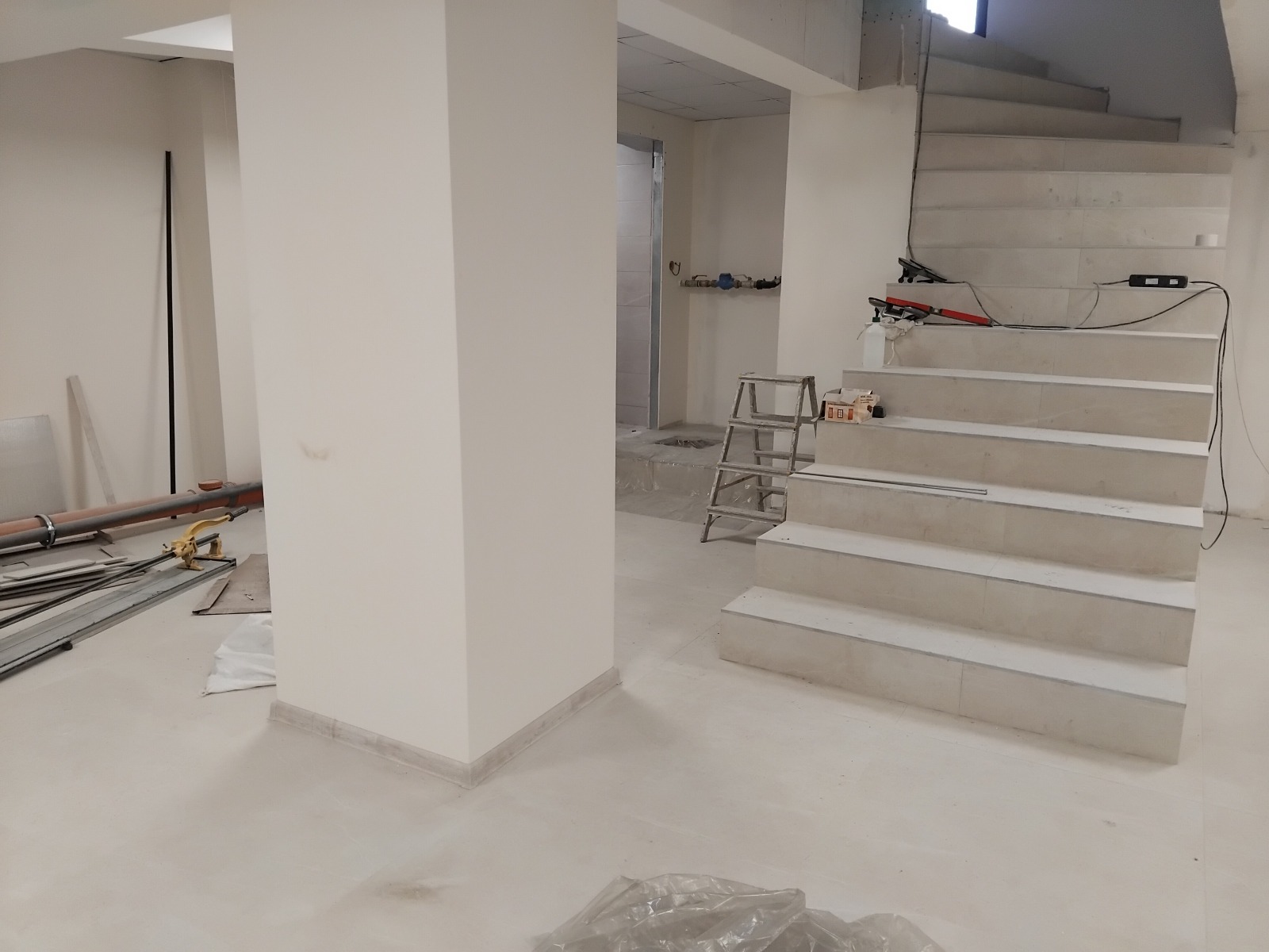 Дава под наем МАГАЗИН, гр. Русе, Център, снимка 2 - Магазини - 53617876