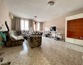 1 quarto Vazrajdane, Burgas