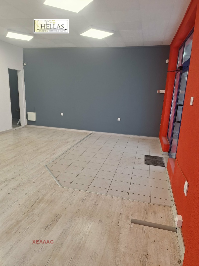 Дава под наем МАГАЗИН, гр. Русе, Широк център, снимка 2 - Магазини - 53232525