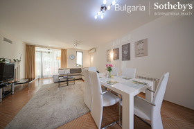 КЪЩА, 300 m2
