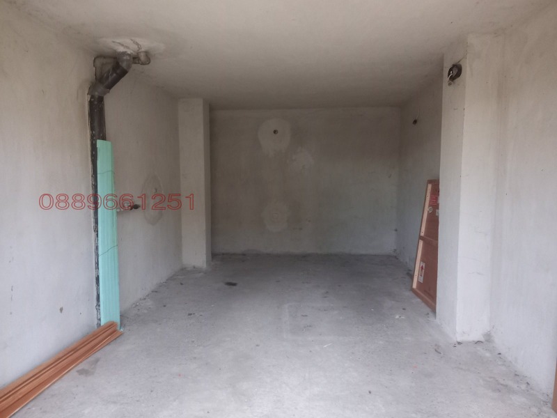 Дава под наем ГАРАЖ, ПАРКОМЯСТО, гр. Шумен, Военно училище, снимка 3 - Гаражи и паркоместа - 53162398