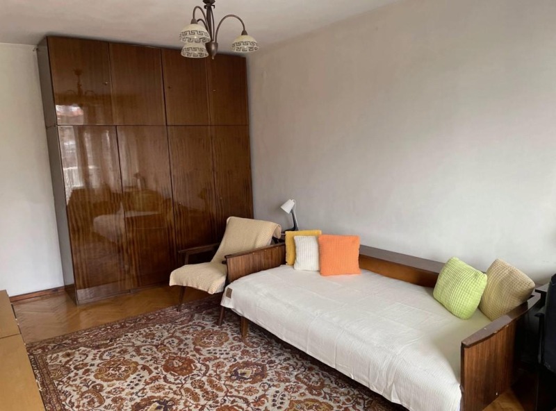 Дава под нем  2-стаен, град София, Център •  450 EUR • ID 43405523 — holmes.bg - [1] 