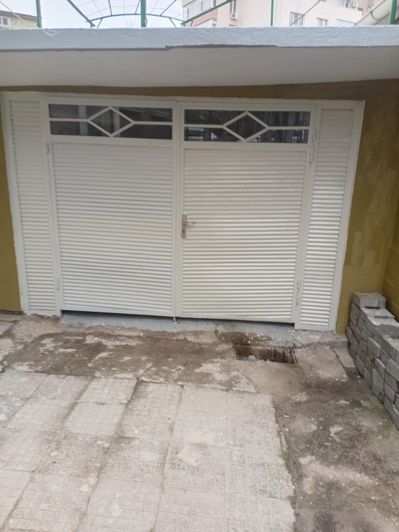 Дава под наем ГАРАЖ, ПАРКОМЯСТО, гр. Шумен, Военно училище, снимка 2 - Гаражи и паркоместа - 52631637