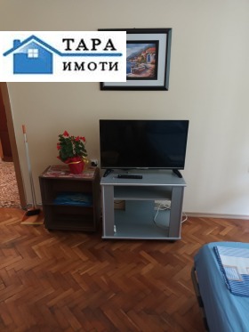 1 chambre Sportna zala, Varna
