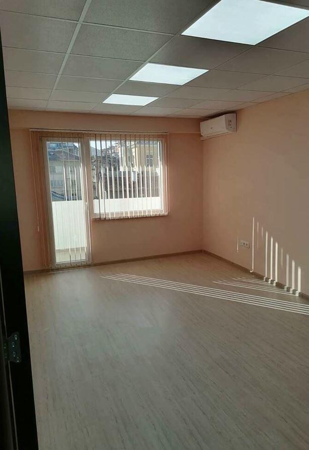 Da affittare  Ufficio Burgas , Vazragdane , 100 mq | 78555590