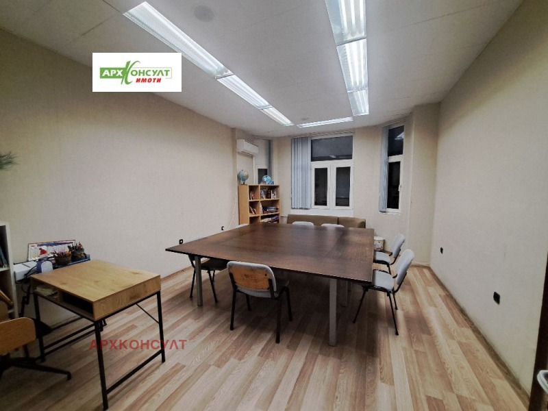 Дава под Наем ОФИС в град София, Център - 140 кв.м / 1 400 € » 2 738.16 лв., АРХКОНСУЛТ