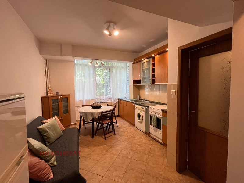 Издаје се  1 спаваћа соба Софија , Центар , 55 м2 | 37917637
