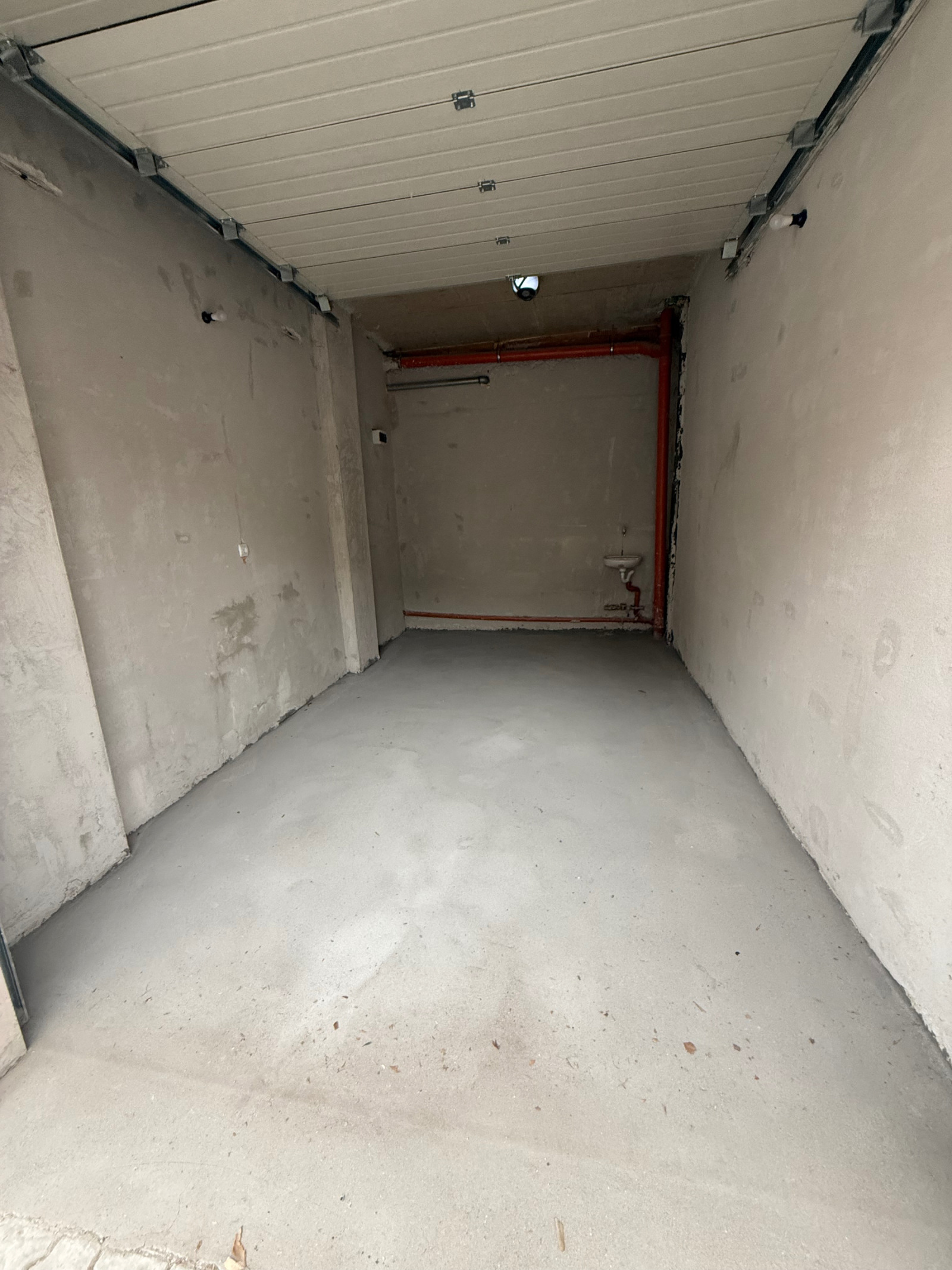 Дава под наем ГАРАЖ, ПАРКОМЯСТО, гр. Плевен, Идеален център, снимка 3 - Гаражи и паркоместа - 53946466