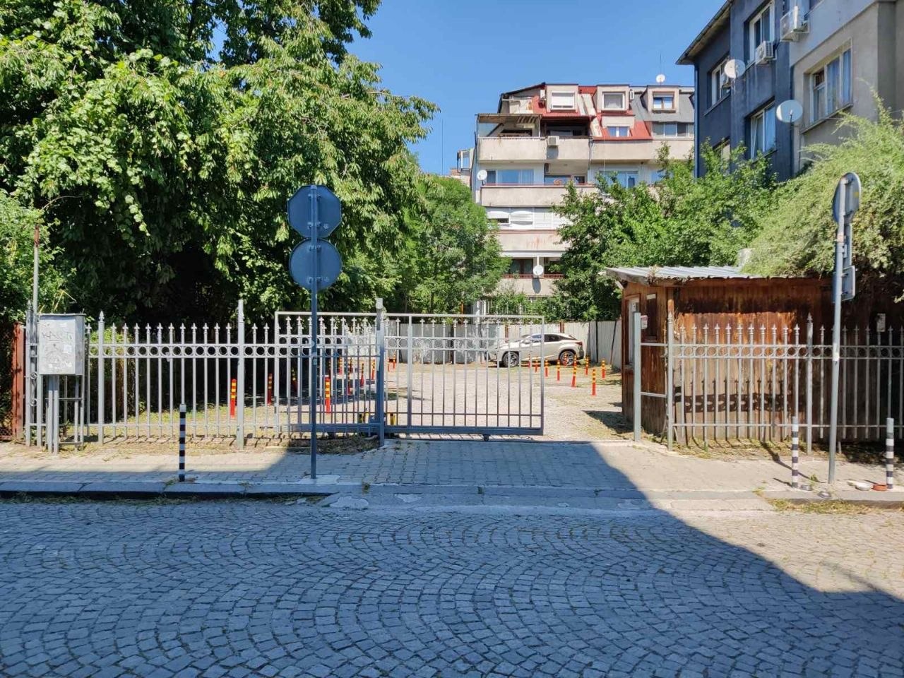 Дава под наем ГАРАЖ, ПАРКОМЯСТО, гр. София, Център, снимка 2 - Гаражи и паркоместа - 56226279