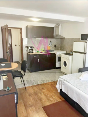 Studio Kolhozen pazar, Varna 1