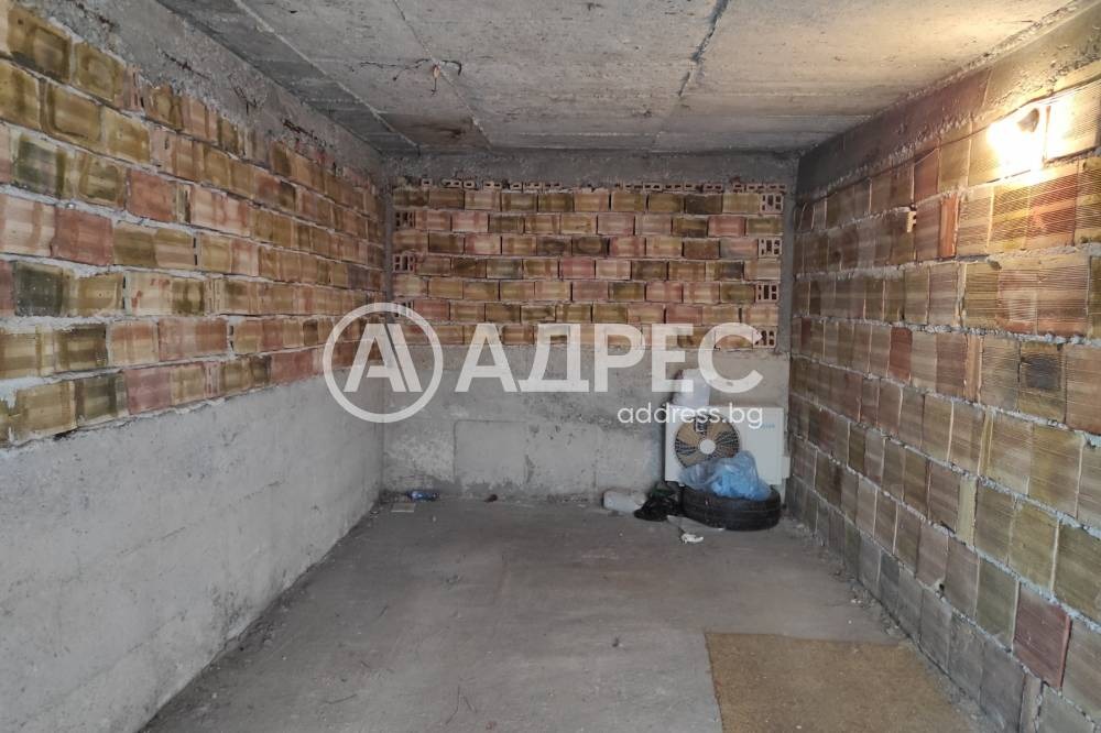 Дава под наем ГАРАЖ, ПАРКОМЯСТО, гр. Разград, Център, снимка 2 - Гаражи и паркоместа - 55194466