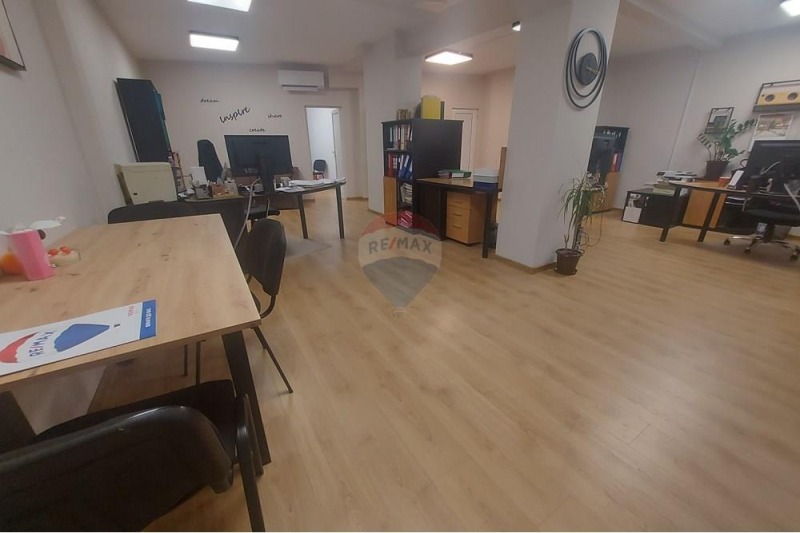 Дава под Наем ОФИС в град Варна, ЖП Гара - 85 кв.м / 620 € » 1 212.61 лв., РЕМАКС АКТИВ