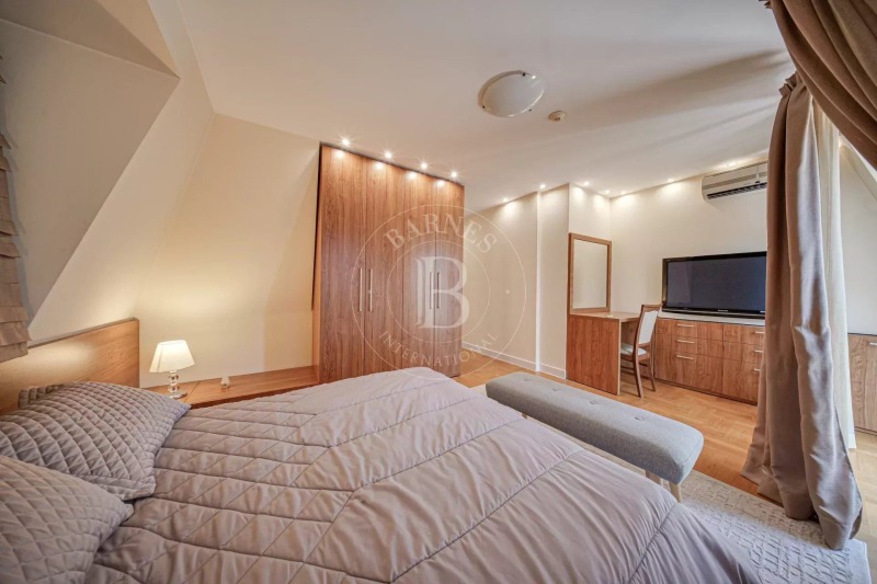 Издаје се  2 спаваће собе Софија , Центар , 156 м2 | 64049148 - слика [15]