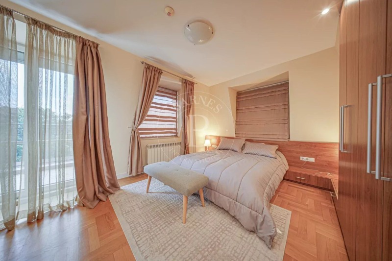 Издаје се  2 спаваће собе Софија , Центар , 156 м2 | 64049148 - слика [12]