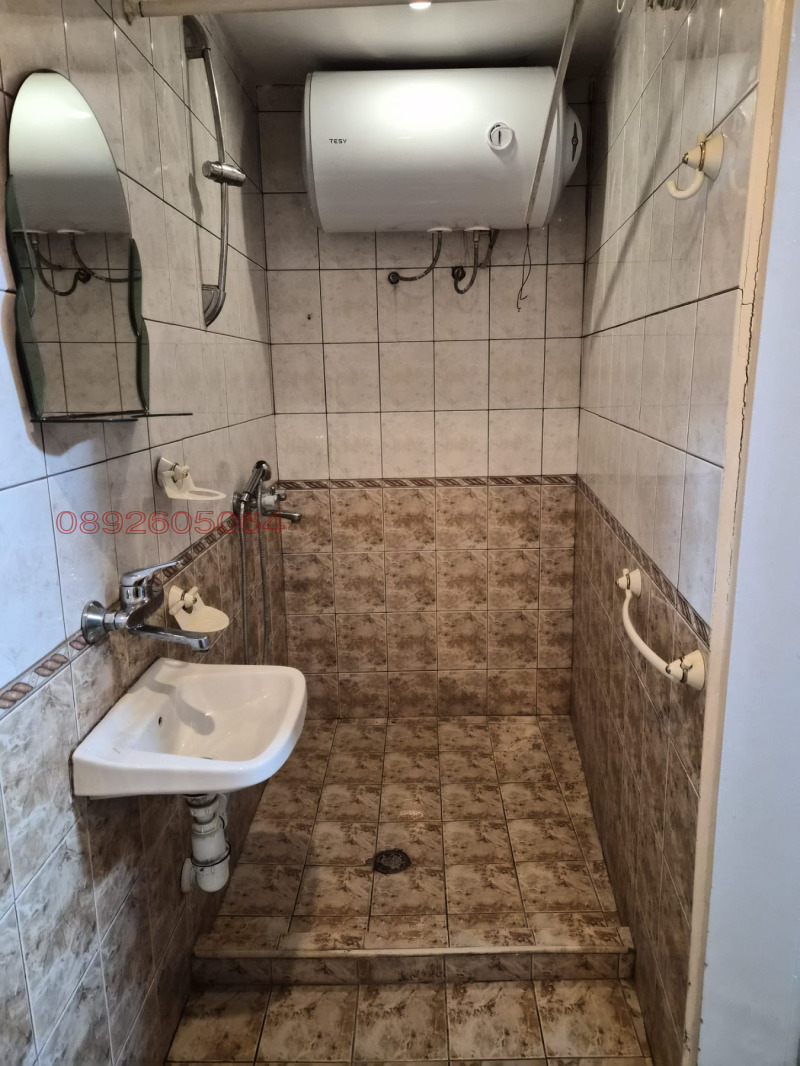 Дава под наем КЪЩА, гр. Добрич, Христо Ботев, снимка 2 - Къщи - 53585323