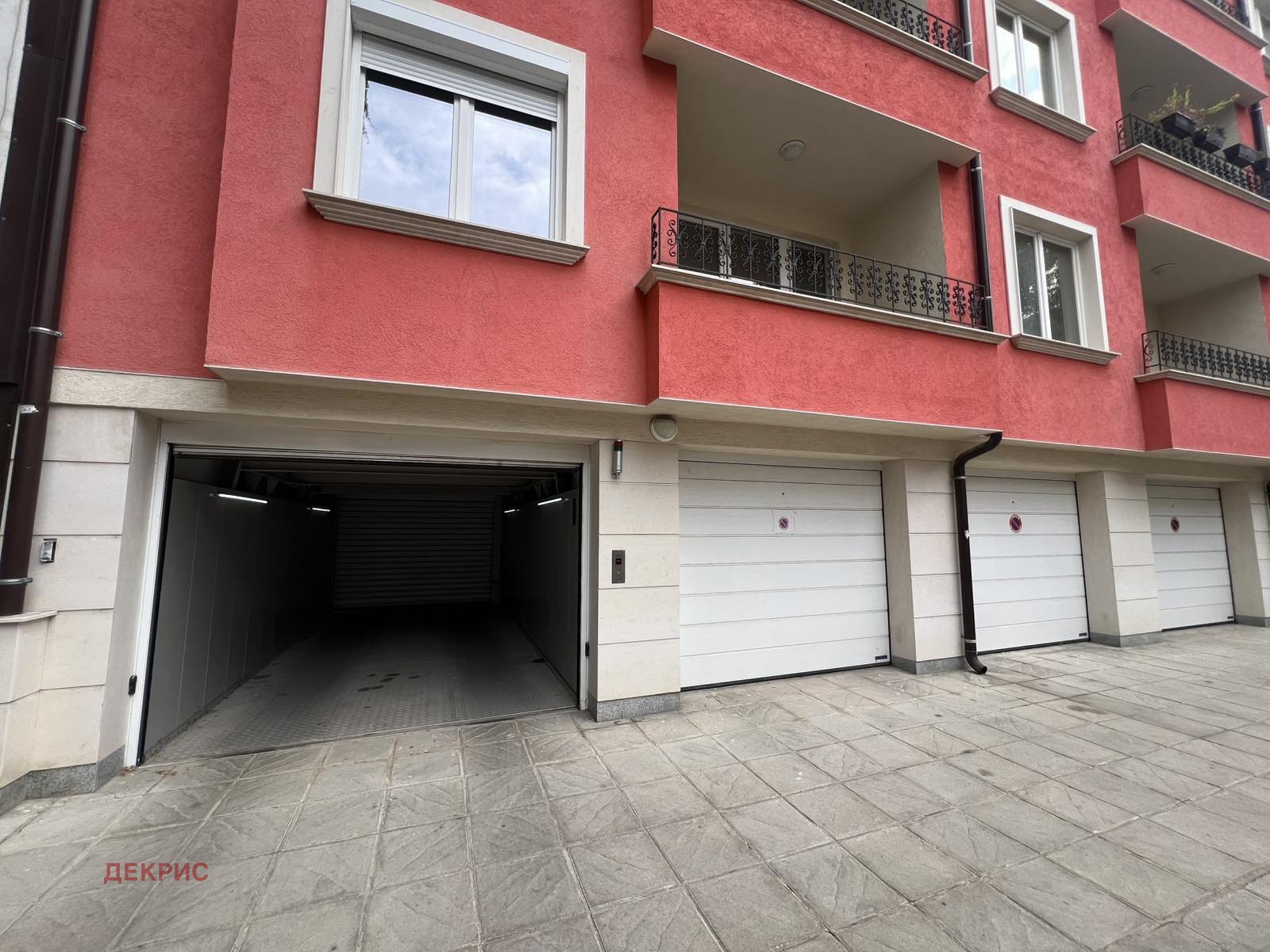 Дава под наем ГАРАЖ, ПАРКОМЯСТО, гр. София, Медицинска академия, снимка 6 - Гаражи и паркоместа - 54139033