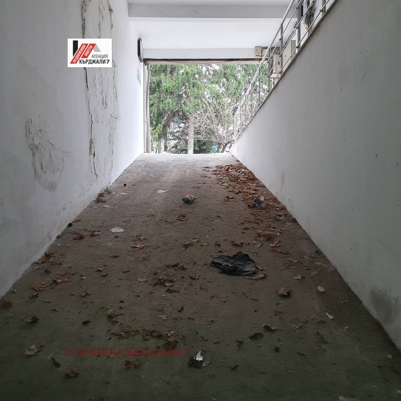 Дава под наем ГАРАЖ, ПАРКОМЯСТО, гр. Кърджали, Център, снимка 4 - Гаражи и паркоместа - 53052255