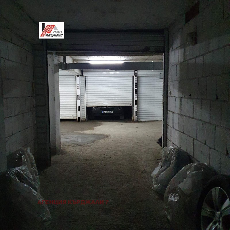 Дава под наем ГАРАЖ, ПАРКОМЯСТО, гр. Кърджали, Център, снимка 2 - Гаражи и паркоместа - 53052255