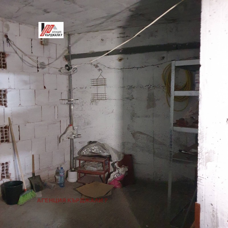 Дава под наем ГАРАЖ, ПАРКОМЯСТО, гр. Кърджали, Център, снимка 5 - Гаражи и паркоместа - 53052255