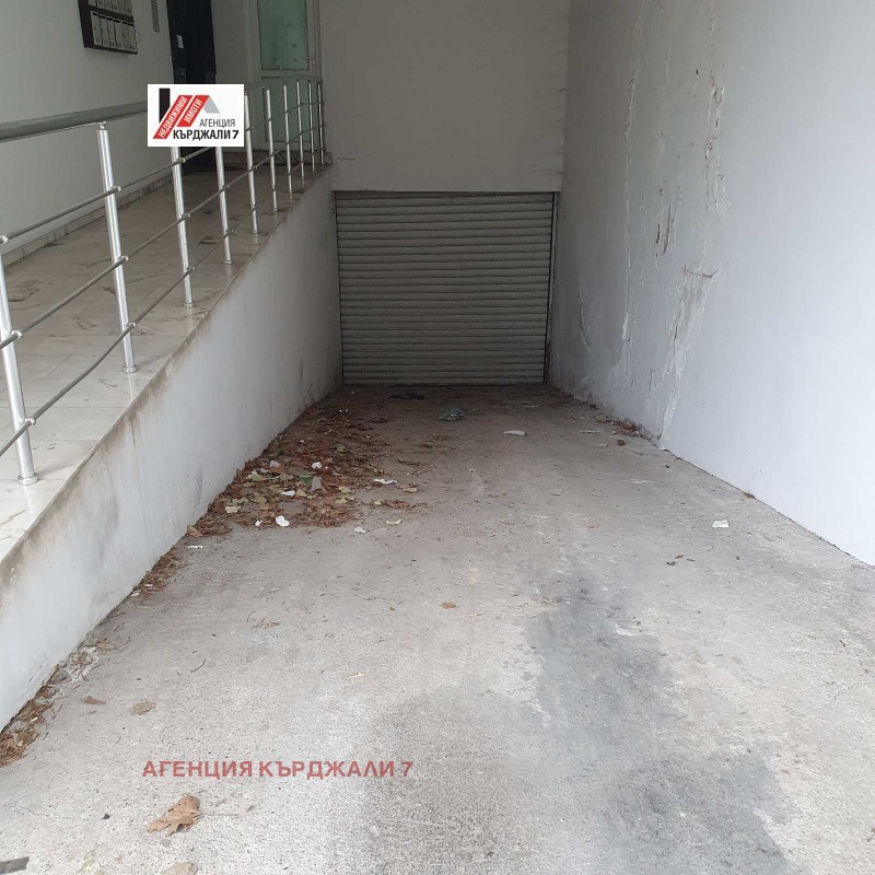 Дава под наем ГАРАЖ, ПАРКОМЯСТО, гр. Кърджали, Център, снимка 3 - Гаражи и паркоместа - 53052255