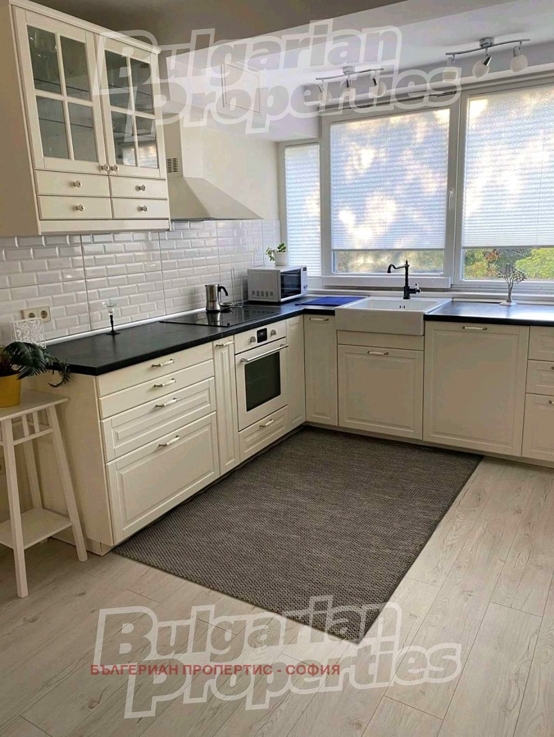 Издаје се  2 спаваће собе Софија , Центар , 90 м2 | 24988409