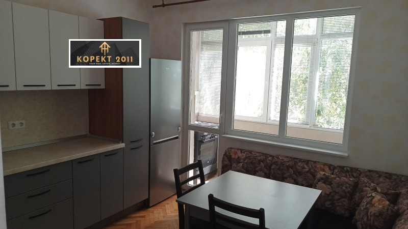 Kiadó  1 hálószoba Ruse , Centar , 70 négyzetméter | 10898681