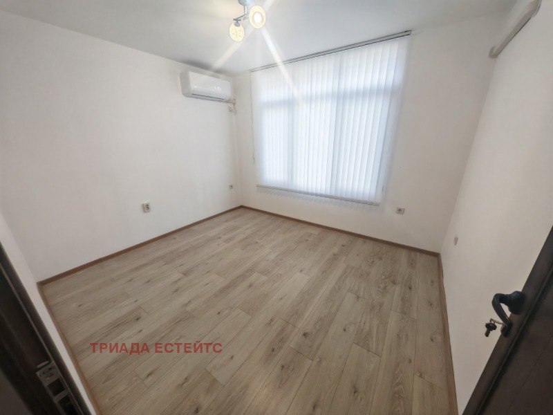 Дава под Наем ОФИС в град Бургас, Център - 90 кв.м / 500 € » 977.92 лв., ТРИАДА ЕСТЕЙТС