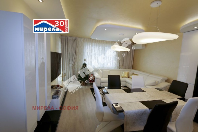 Издаје се  2 спаваће собе Софија , Центар , 119 м2 | 89797477