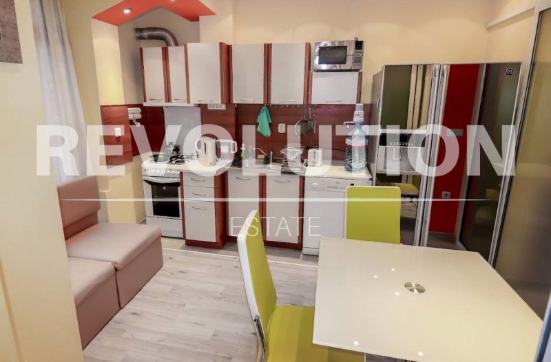 Дава под нем  2-стаен, град Варна, Център •  450 EUR • ID 41362981 — holmes.bg - [1] 