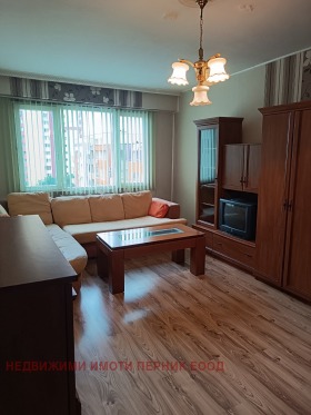 1 quarto Iztok, Pernik