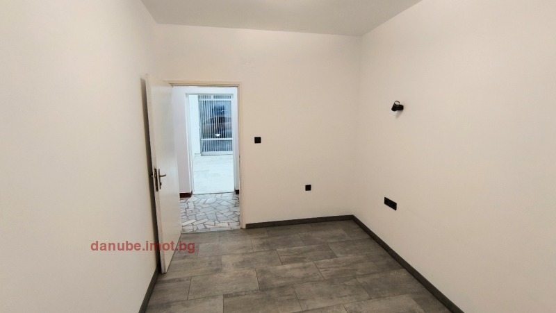 Дава под наем МАГАЗИН, гр. Русе, Център, снимка 2 - Магазини - 52867694