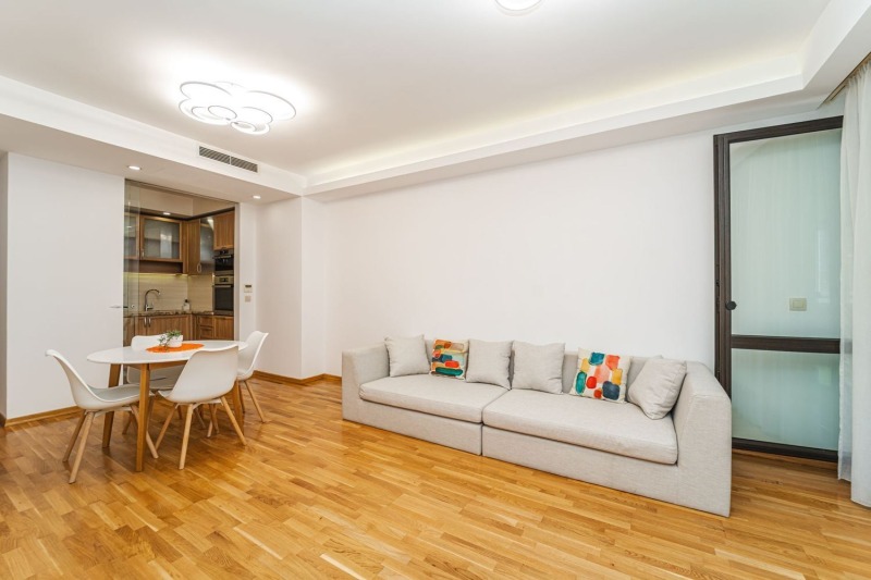 Zu vermieten  3 Schlafzimmer Sofia , Iztok , 184 qm | 17906337