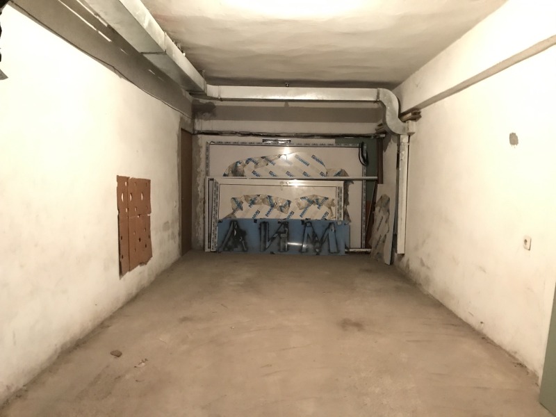 Дава под наем ГАРАЖ, ПАРКОМЯСТО, гр. Русе, Център