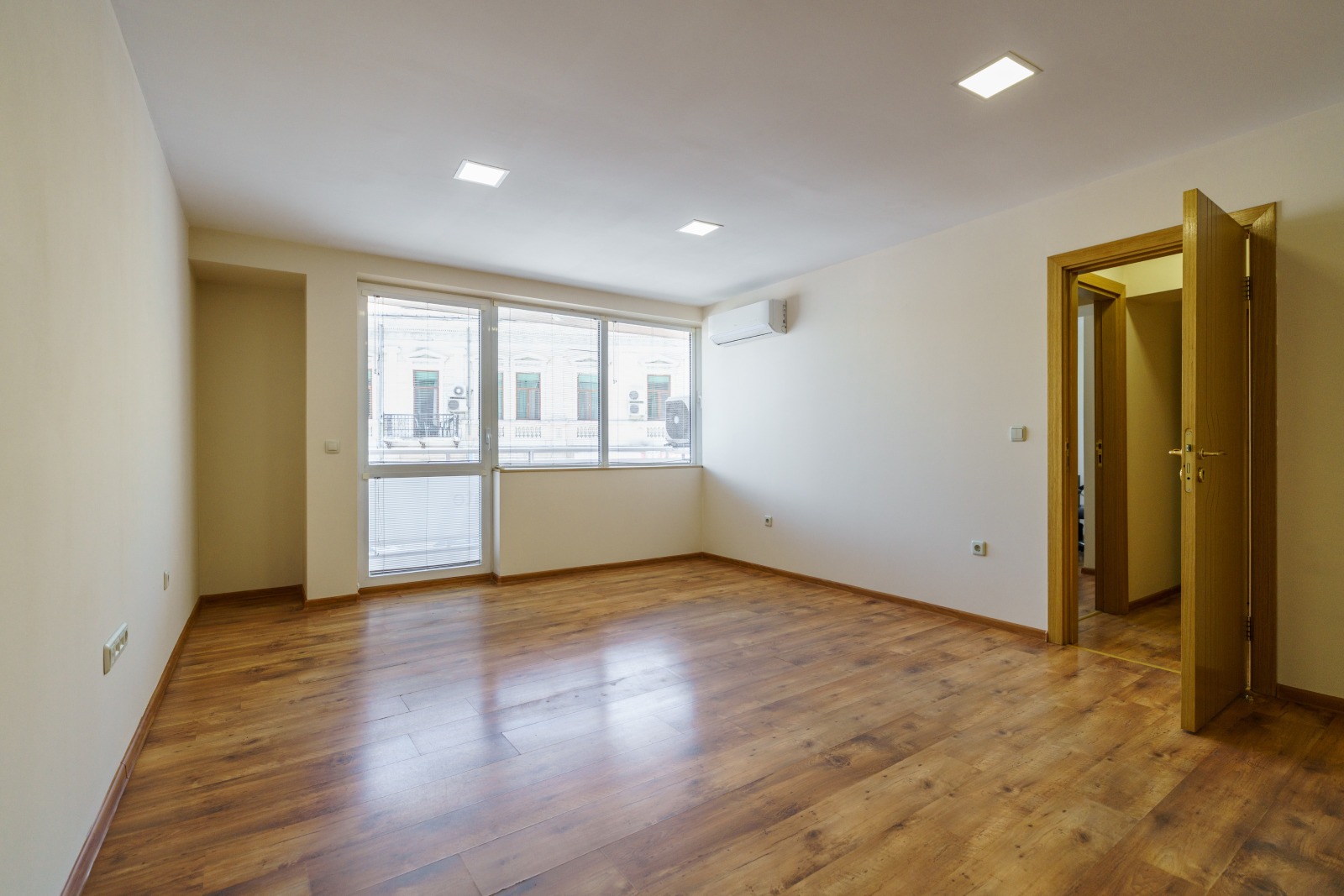 Дава под наем ОФИС, гр. Русе, Център, снимка 2 - Офиси - 41263155