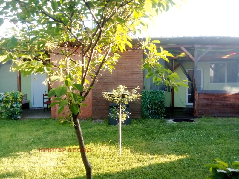 Дава под наем АТЕЛИЕ, ТАВАН, Извън страната, област Извън страната