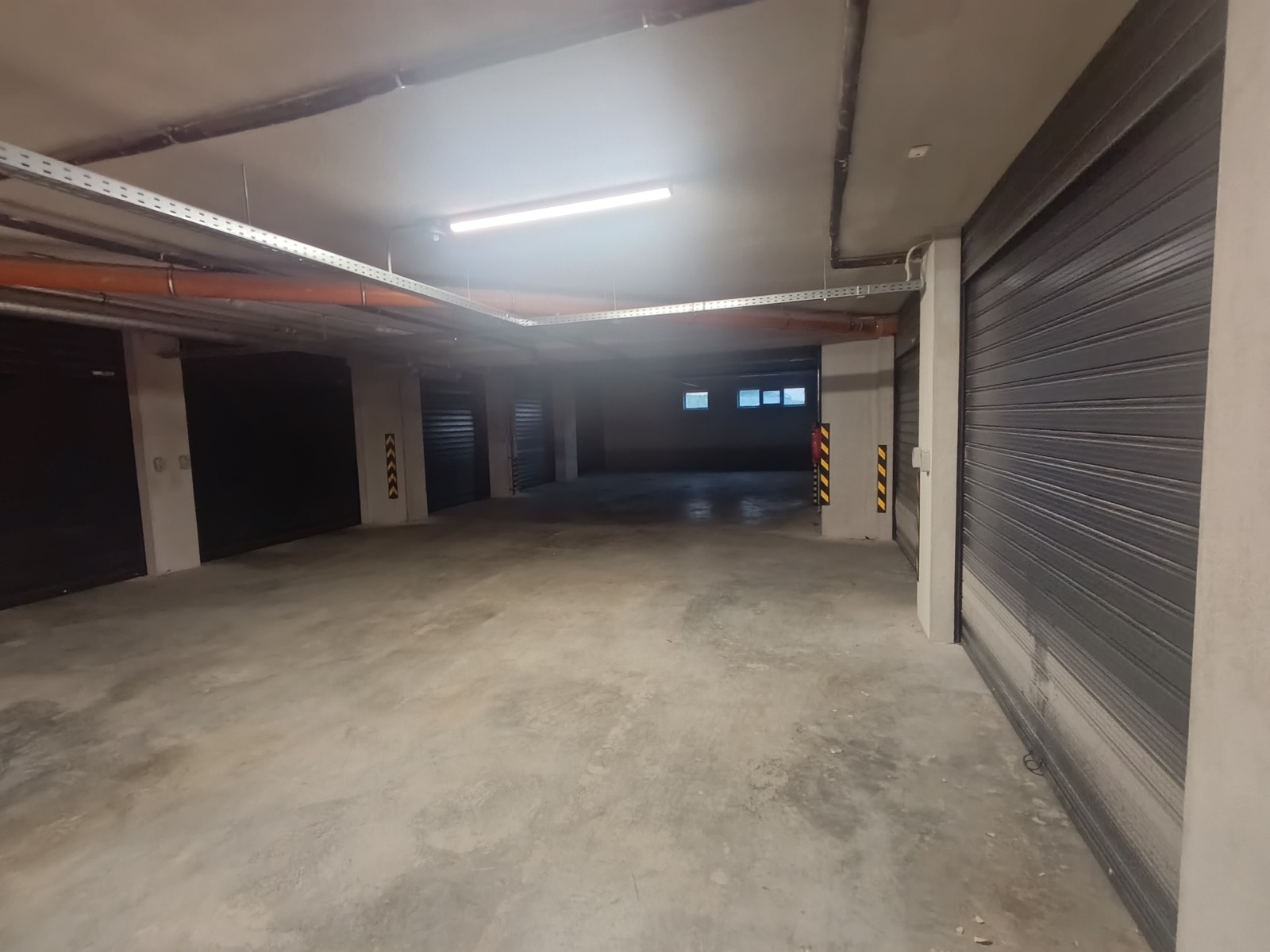 Дава под наем ГАРАЖ, ПАРКОМЯСТО, гр. Велико Търново, Колю Фичето, снимка 5 - Гаражи и паркоместа - 53776504