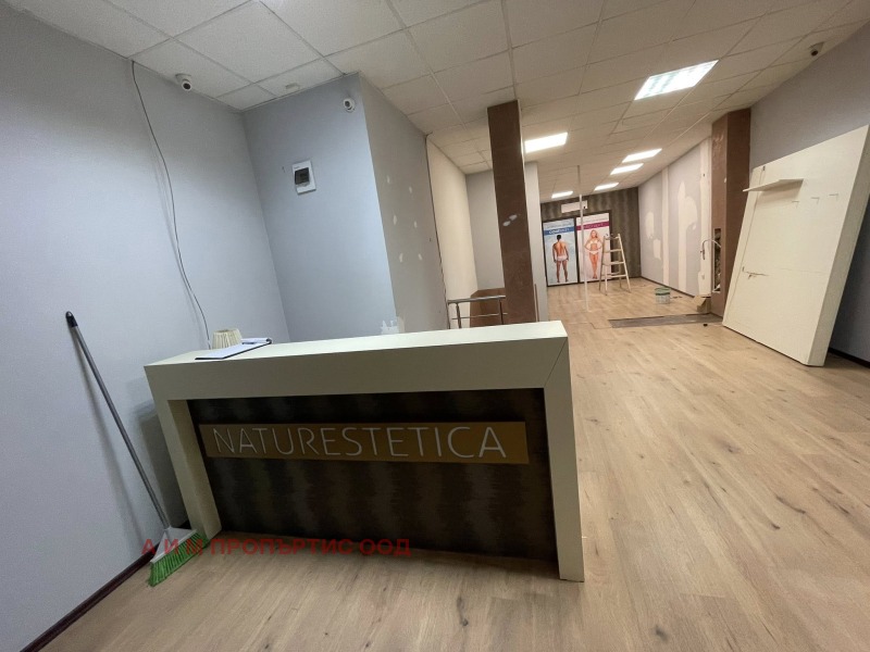 Дава под наем МАГАЗИН, гр. Благоевград, Идеален център, снимка 2 - Магазини - 52550306