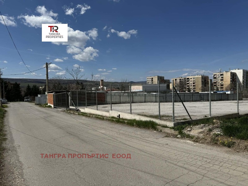 Дава под Наем ПАРКОМЯСТО в област Перник, гр. Радомир - 1727 кв.м / 1 000 € » 1 955.83 лв., ТАНГРА ПРОПЪРТИС ЕООД