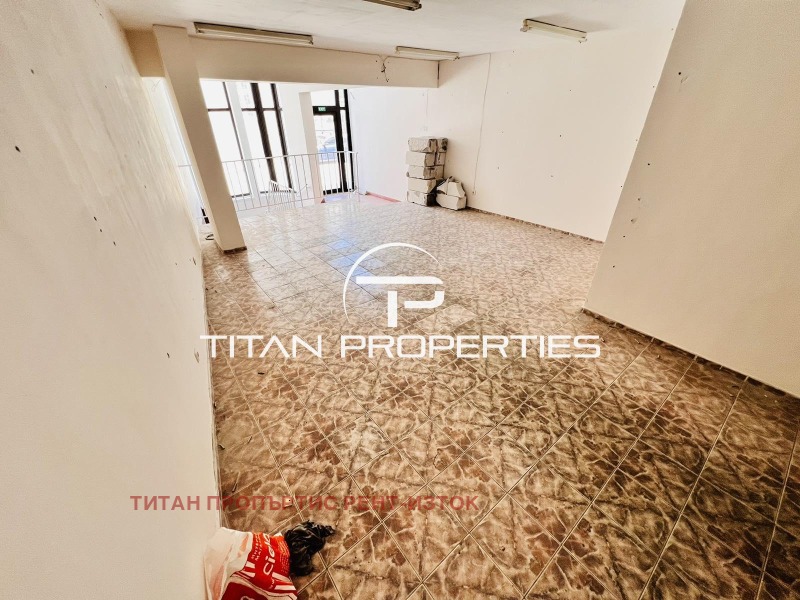 Дава под наем МАГАЗИН, гр. Бургас, Център, снимка 2 - Магазини - 53228609