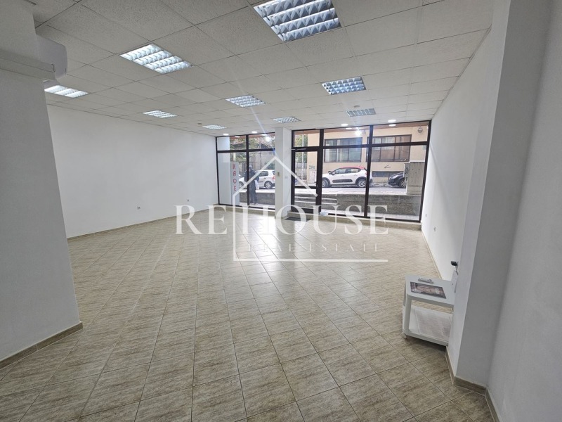 Под наем МАГАЗИН, град Варна, Левски 2 • 1277 € / 2497.59 лв. • 68343254 1