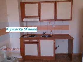 1 chambre Chirok tsentar, Rouse