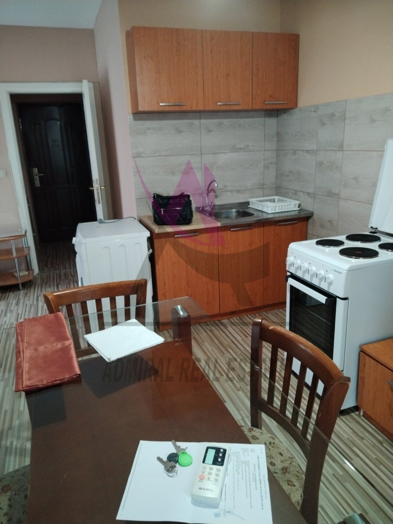 Дава под нем  1-стаен, град Варна, Колхозен пазар •  250 EUR • ID 18493667 — holmes.bg - [1] 