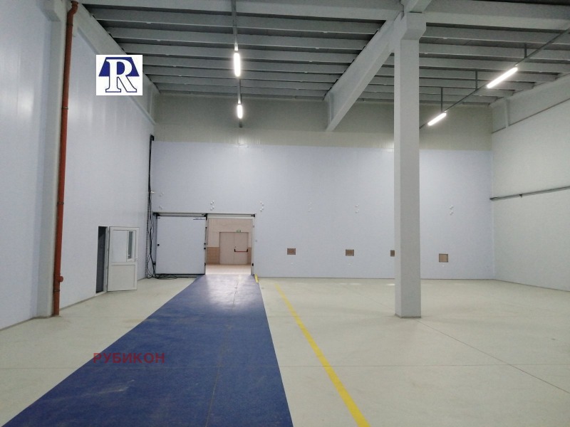 K pronájmu  Úložný prostor Plovdiv , Industrialna zona - Jug , 1300 m2 | 44199422