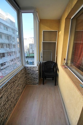 1 quarto Lazur, Burgas 11