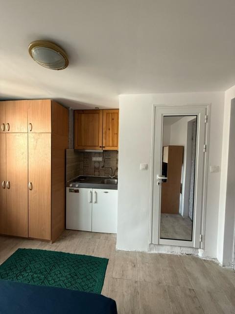 Дава под нем  1-стаен, град София, Център •  240 EUR • ID 98470448 — holmes.bg - [1] 