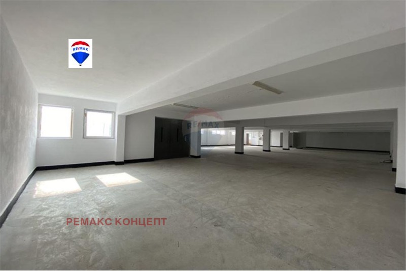 Дава под Наем СКЛАД в град Шумен, Промишлена зона - 3011 кв.м / 10 776.50 € » 21 077 лв., РЕМАКС КОНЦЕПТ