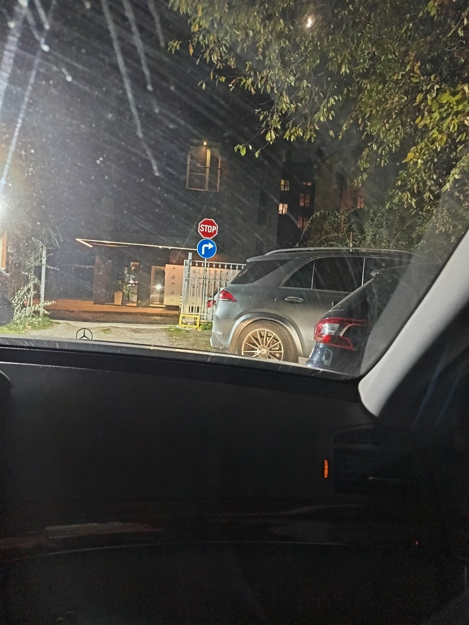 Дава под наем ГАРАЖ, ПАРКОМЯСТО, гр. София, Център, снимка 7 - Гаражи и паркоместа - 54644751